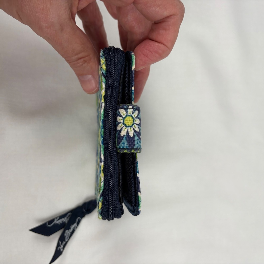 Vera Bradley Bifold Wallet Blue Green Daisy Daisy Quilted‎ Floral Coin Pocket - Picture 10 of 10